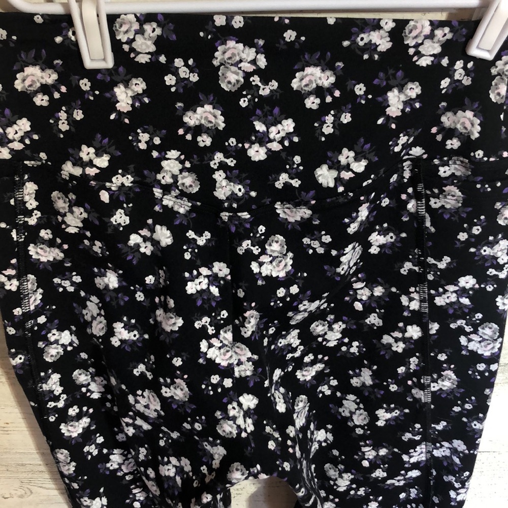 PINK Victoria’s Secret ultimate floral purple and white leggings size medium - Picture 7 of 7